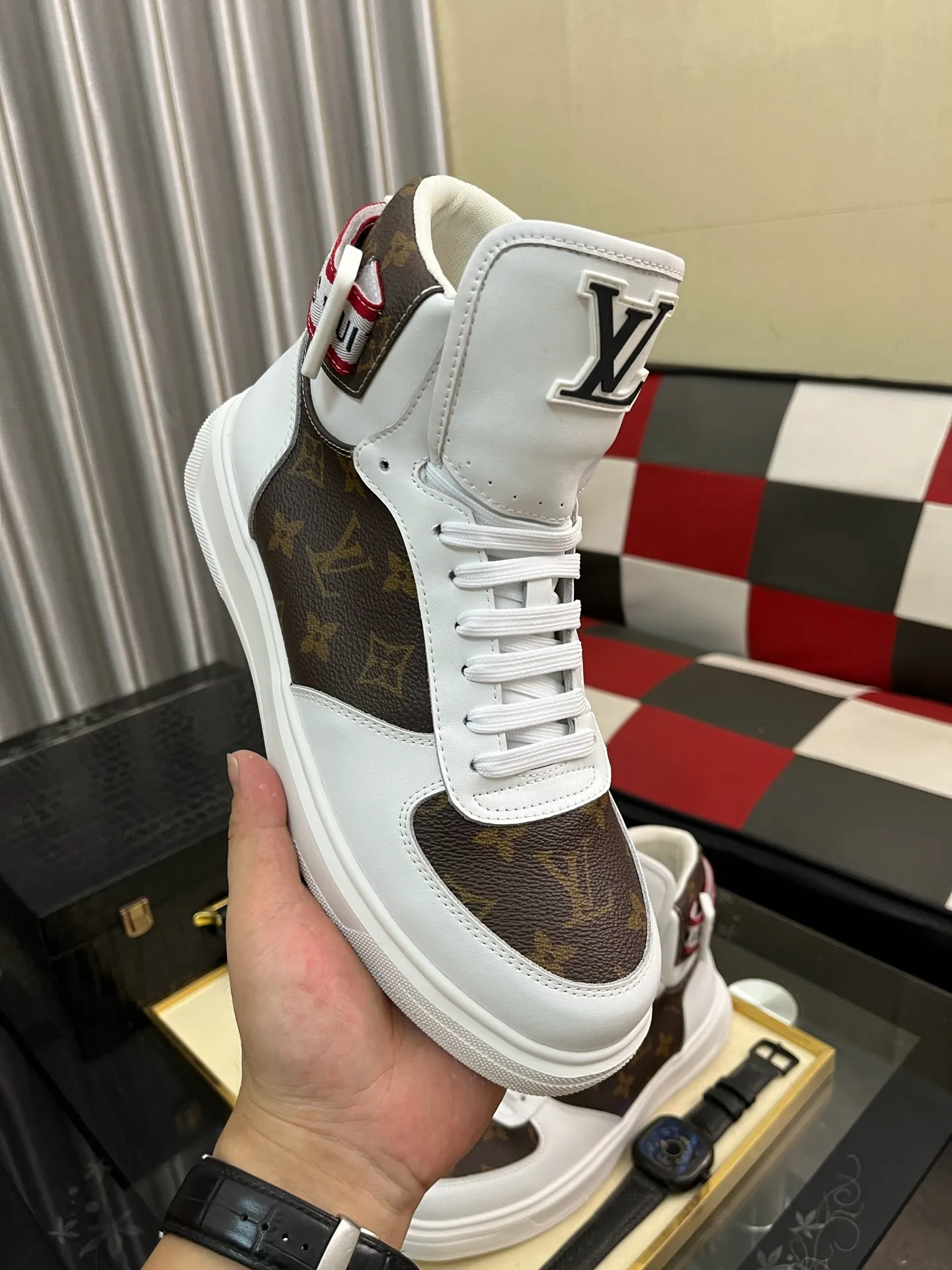 Men's shoes💰440⌚️⌚️"LOUI* VUITTO*" popular men's casual shoes, genuine Italian development💯purchasing level quality✔️The upper is made of first-layer cowhide, comfortable and soft sheepskin feet⚡️Fashionable and versatile. The toe last shape is firm and full, and the soles are made from LV original molds and can be moved in and out of the counter at will. Light and comfortable on the foot~purely handmade, details determine quality! Size:38-442️⃣Colors available
